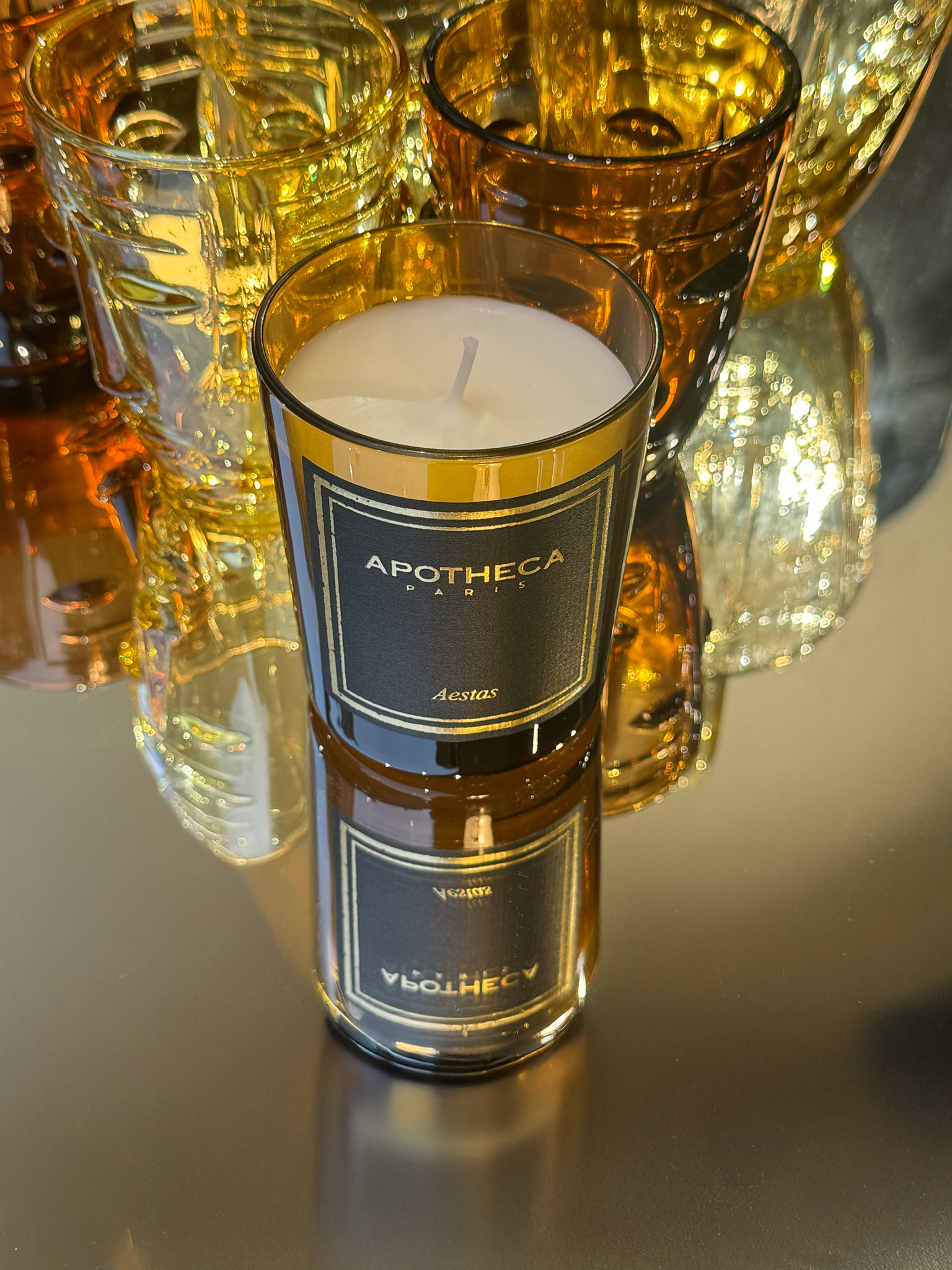 Bougie parfumée AESTAS en verre ambré et étui noir