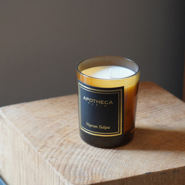 Bougie parfumée NIGRUM TULIPA (ambre) en verre ambré et étui noir Bougie parfumée NIGRUM TULIPA (ambre) en verre ambré et étui noir