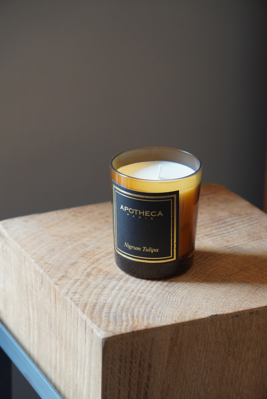 Bougie parfumée NIGRUM TULIPA (ambre) en verre ambré et étui noir