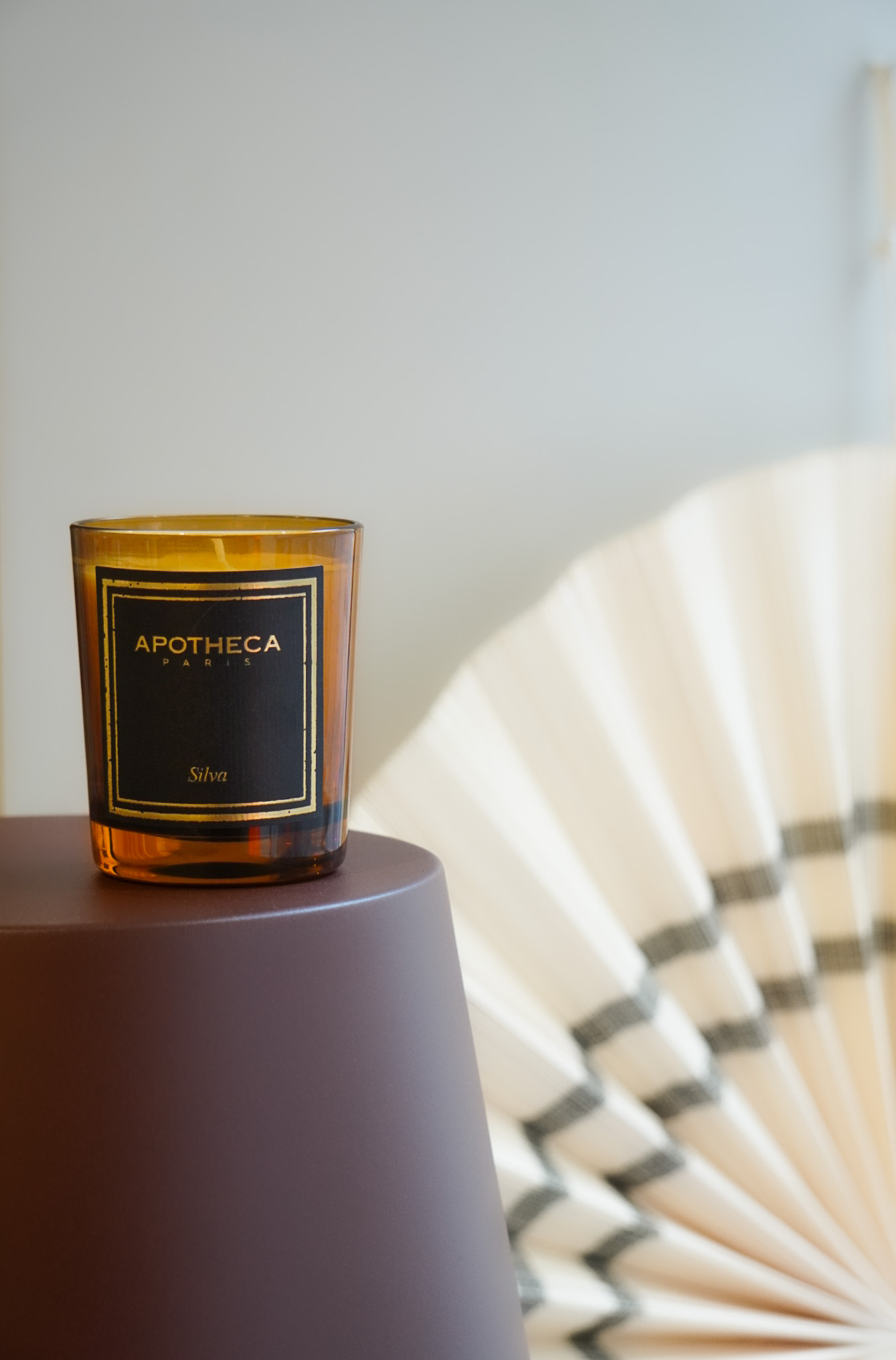 Bougie parfumée SILVA en verre ambré et étui noir