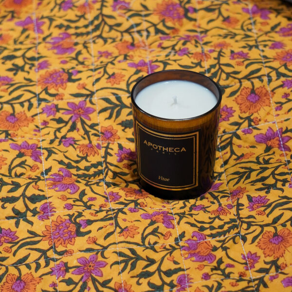 Bougie parfumée VITAE (neroli) en verre ambré et étui noir