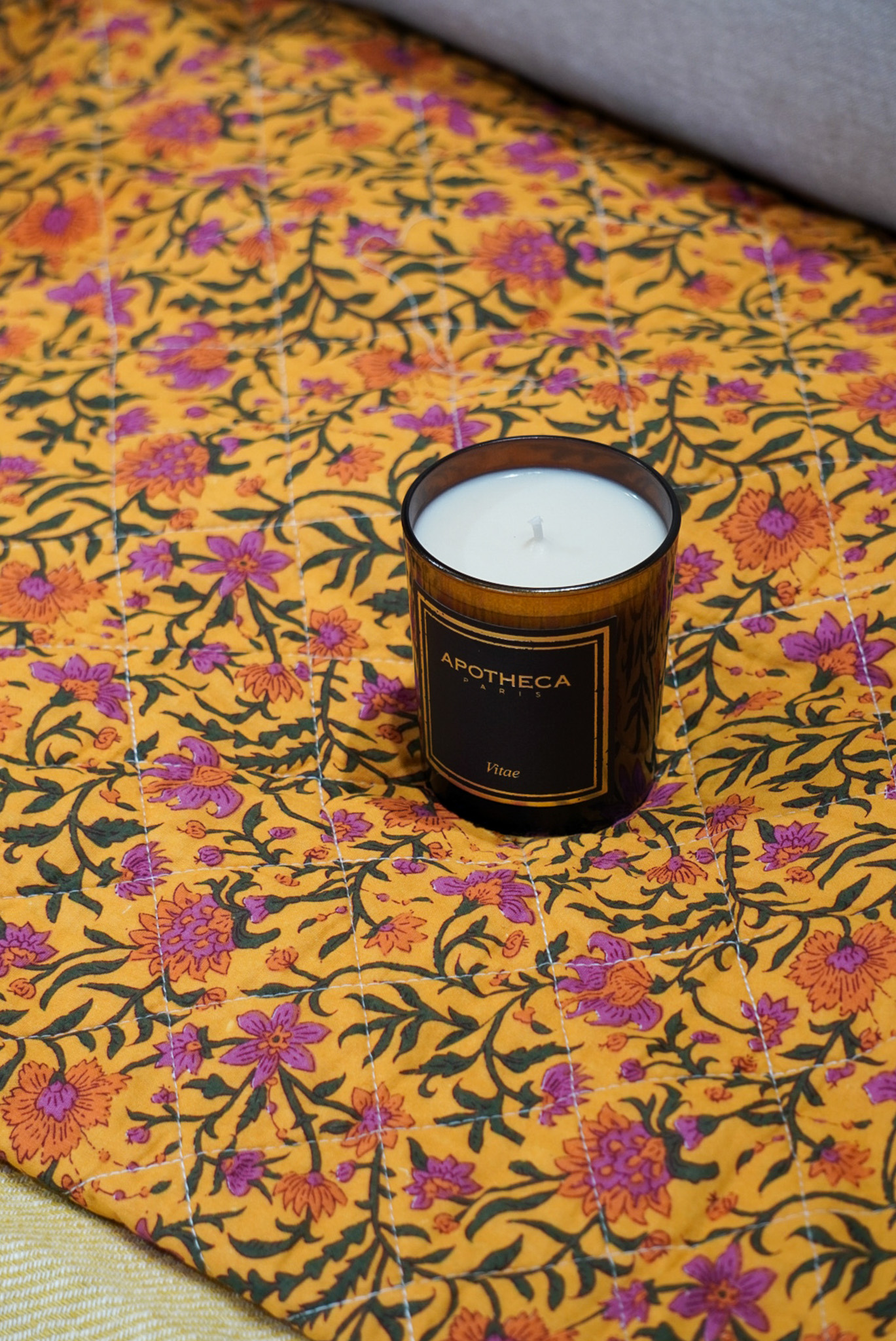 Bougie parfumée VITAE (neroli) en verre ambré et étui noir